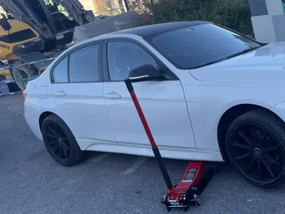 Montage de pneus au pied d’un véhicule