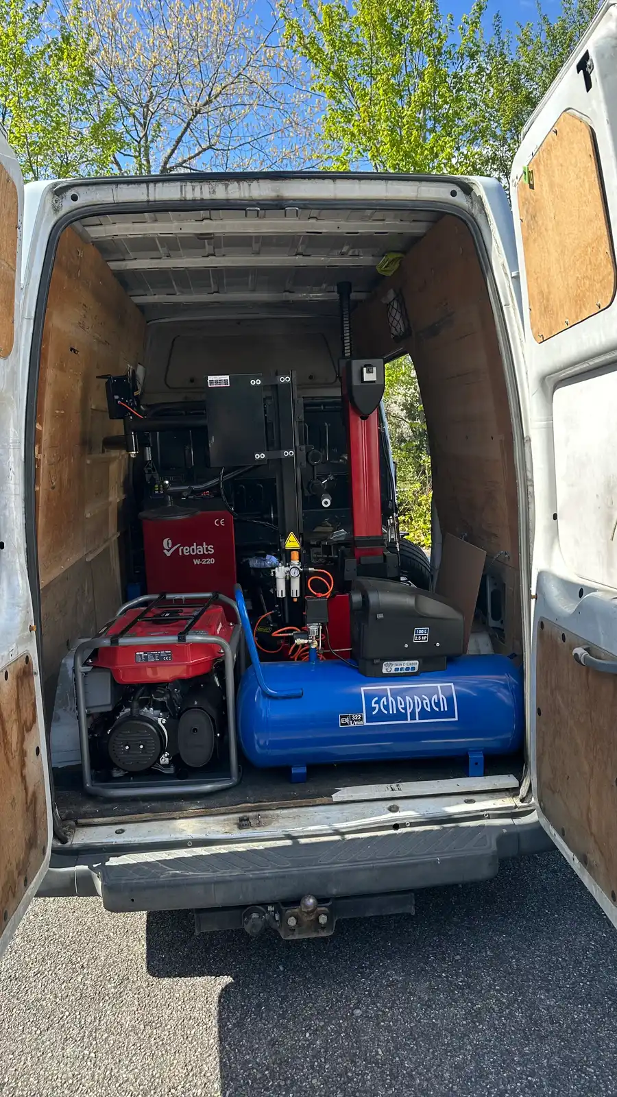 Interieur du camion atelier Assist'Pneu24 equipe d'un demonte-pneu REDATS, d'un compresseur Scheppach et d'un groupe electrogene, Lyon