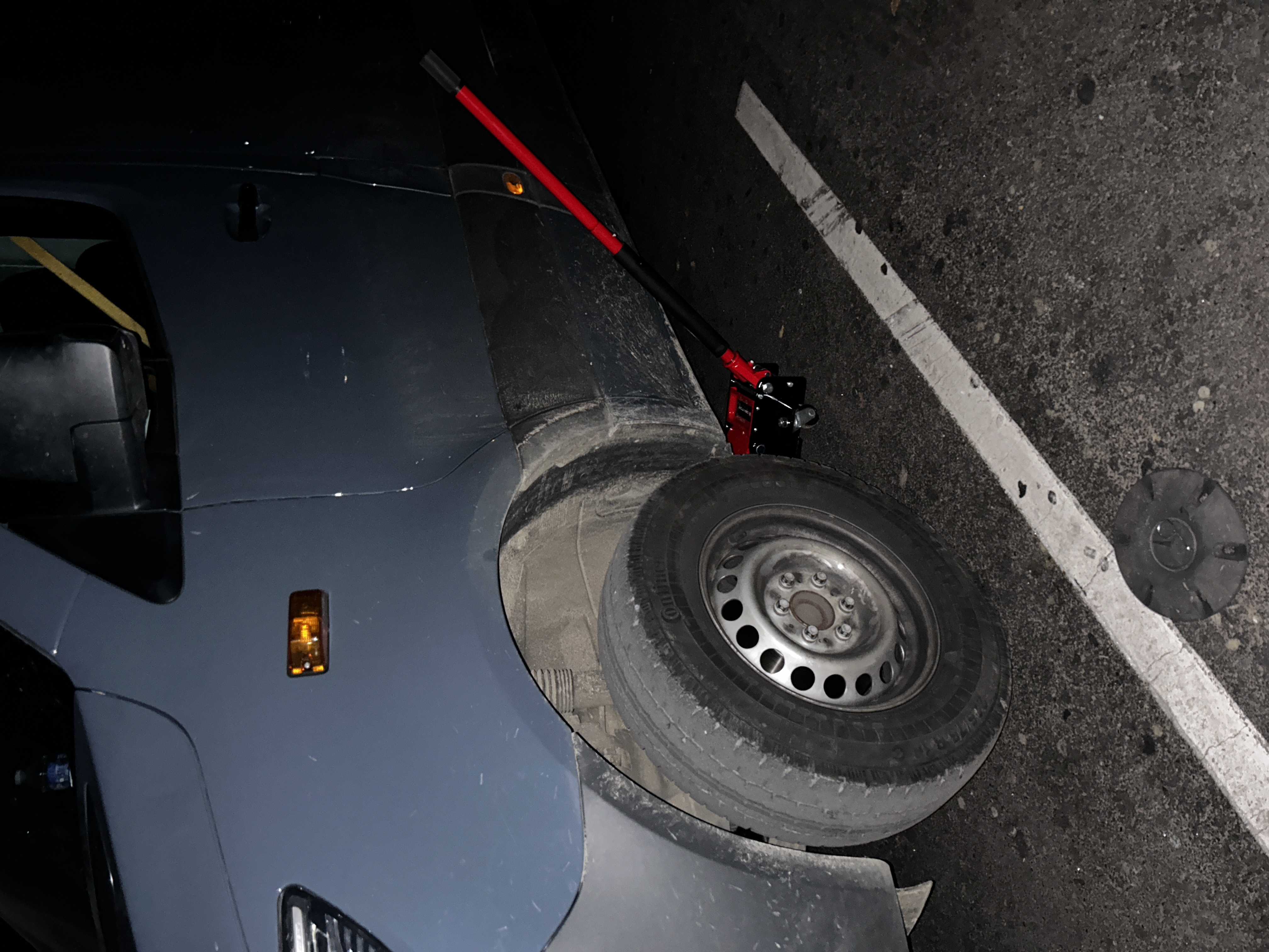 Camion atelier Assist'Pneu24 en intervention a Lyon, hayon ouvert sur l'equipement pneumatique, service mobile 24h/24
