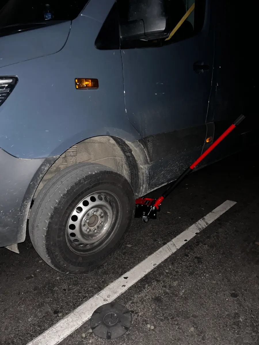 Camion atelier Assist'Pneu24 en intervention a Lyon, hayon ouvert sur l'equipement pneumatique, service mobile 24h/24